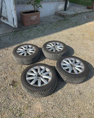 Cerchi in lega gommati Mercedes da 16 pollici