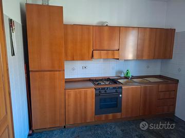 Cucina lineare completa di elettrodomestici