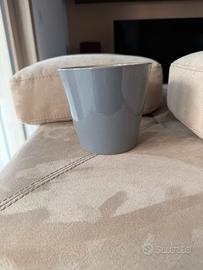 Vaso per piante di ceramica grigio