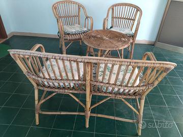2 poltroncine + tavolino + divanetto in vimini