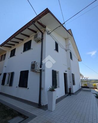 VILLA A SCHIERA A CORIANO