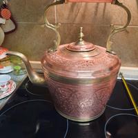 antico bollitore in rame e ottone