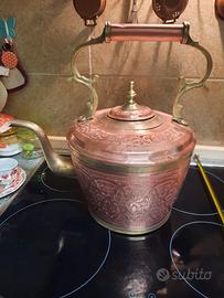 antico bollitore in rame e ottone