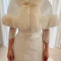 Mantellina in raso e lapin Nicole Spose