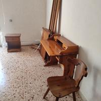 Scrivania con sedia, comodino e cornice letto