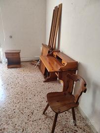 Scrivania con sedia, comodino e cornice letto