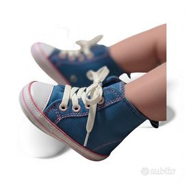 Scarpe neonata