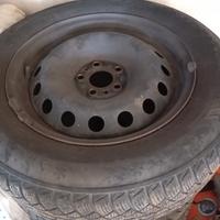 ruote complete con gomme invernali e copricerchi 
