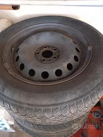 ruote complete con gomme invernali e copricerchi 