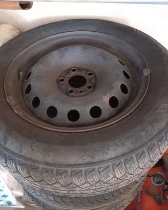 ruote complete con gomme invernali e copricerchi 