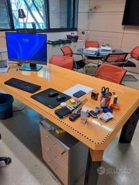 Scrivania e tavolo riunione ufficio