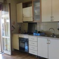 Stanza molto luminosa e arredata