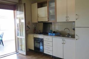 Stanza molto luminosa e arredata