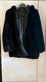 Ecopelliccia nero cappuccio