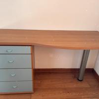 Scrivania con cassetti