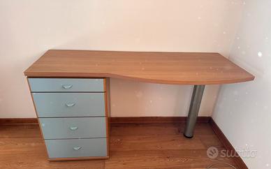 Scrivania con cassetti