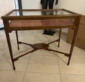 Tavolo con vetrina