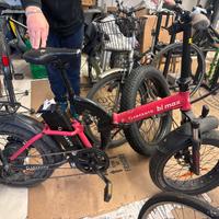 Bicicletta funzionante con telaio rotto,