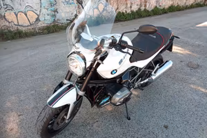 Si vende BMW R 1200 R dark-white