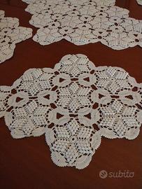 tris centrini all' uncinetto 