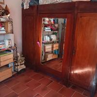 Armadio in legno con specchio
