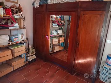 Armadio in legno con specchio