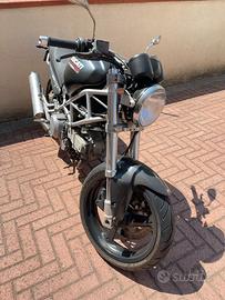 Ducati Monster 600 dark