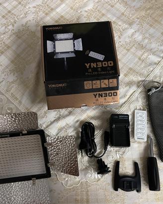 Faretto fotografico yongnuo con batteria patona