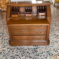 Elegante scrittoio a ribalta in legno