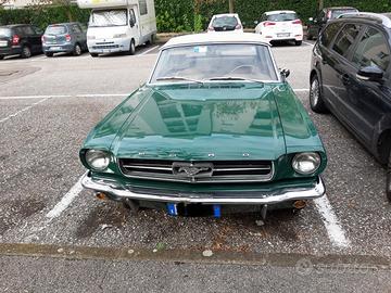 Ford Mustang cabrio del 1965 cambio manuale