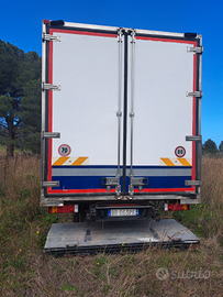 Camion con pedana e frigo