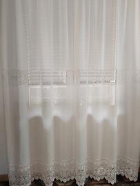 Tenda in m/lino bianco con inserti in macramè