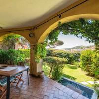 Rokkarìa. Appartamento con giardino e garage