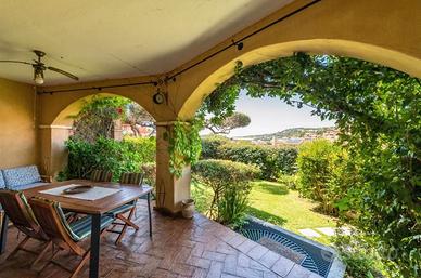 Rokkarìa. Appartamento con giardino e garage