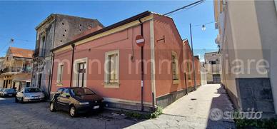 Casa singola con cortile e deposito a Riposto