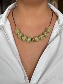 collana artigianale in argilla con texture incisa