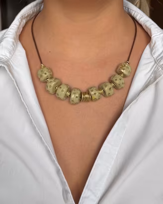 collana artigianale in argilla con texture incisa