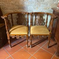 Sedia ad angolo in legno dinoce intagliato