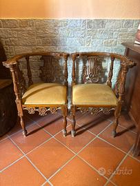 Sedia ad angolo in legno dinoce intagliato