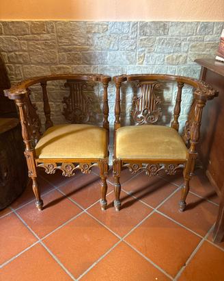 Sedia ad angolo in legno dinoce intagliato