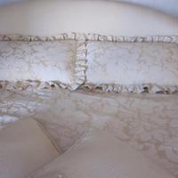 Letto matrimoniale con biancheria in seta