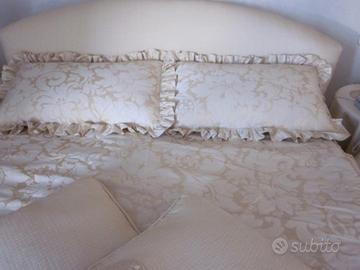 Letto matrimoniale con biancheria in seta