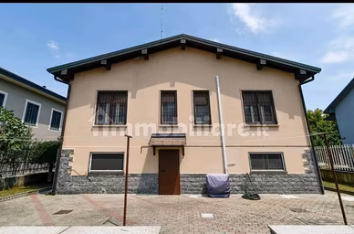 Villa di 190 m² con 5 locali e box auto a Cologno 
