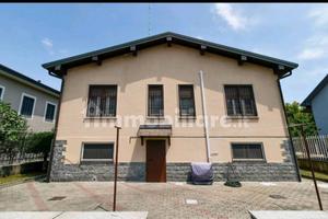 Villa di 190 m² con 5 locali e box auto a Cologno 