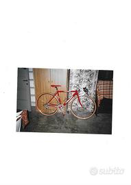 bici da corsa  con attrezzatura varia