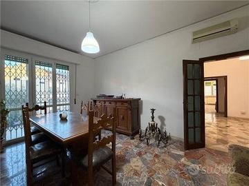 Appartamento di 115 m² con 5 locali e box auto a F