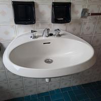 Lavandino con rubinetti e scarico