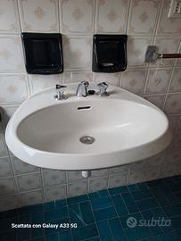 Lavandino con rubinetti e scarico