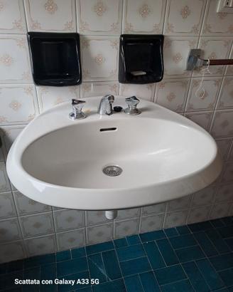 Lavandino con rubinetti e scarico