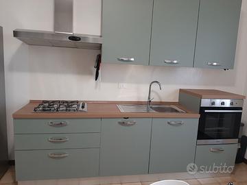 Cucina con elettrodomestici
